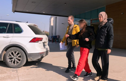 'Sevgili' kavgasında birbirini bıçaklayan kızlardan biri adliyede