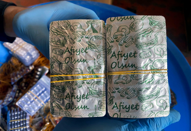 Uyuşturucu hapları kamufle etmek için, ‘Afiyet olsun’ yazılı folyoyla paketlemişler