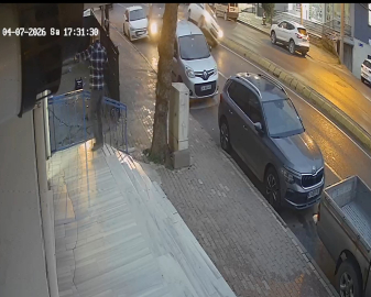 Otomobilin araçlara çarpıp, markete girdiği kaza kamerada