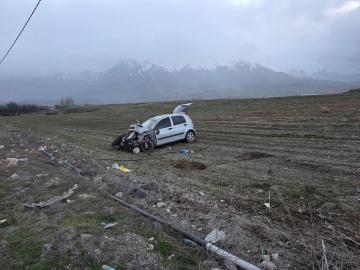 Malatya'da devrilen otomobildeki anne ve 2 çocuğu yaralandı