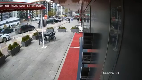 Otomobil park halindeki araçlara çarptı; kaza anı kamerada