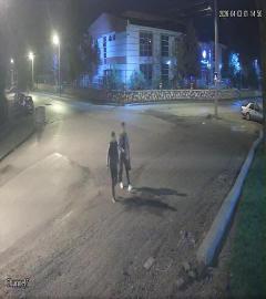 Çocuk parkında kaydırağı yaktılar; olay kamerada