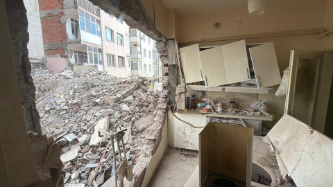 8 katlı binanın yıkımı sırasında iş yerinden sonra bir evin de duvarı yıkıldı