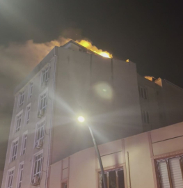 Küçükçekmece'de 5 katlı otelin teras katında yangın; 2 kişi dumandan etkilendi