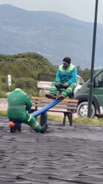 Temizlik görevlilerinin molada 'tahterevalli' eğlencesi