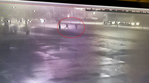 Yola düşen telefonunu almak isterken otomobilin çarptı