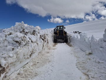 Kars'ta kardan kapanan köy yolları açılıyor