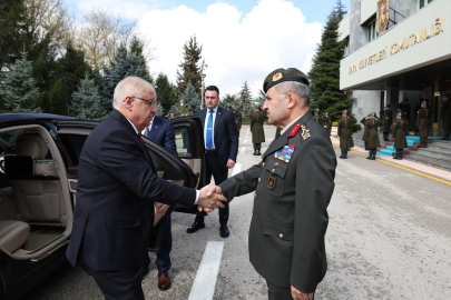 Bakan Güler, Kara Kuvvetler Komutanlığı'nda değerlendirme toplantısına başkanlık etti