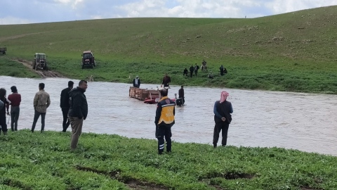Traktörle dereden geçerken mahsur kalan 3 kişi kurtarıldı
