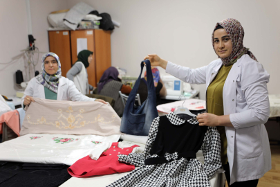 Eski kıyafetler kadınların elinde yeniden kullanılacak duruma getiriliyor