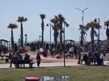 Hatay’da güneş yüzünü gösterdi, sahiller doldu