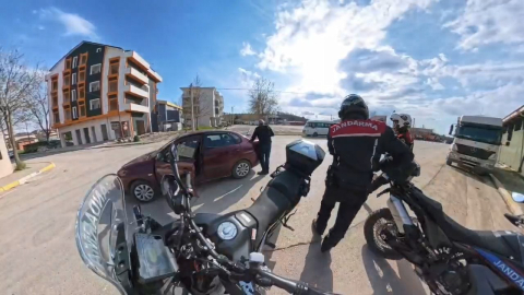 Fenalaşan sürücüyü, jandarma hastaneye yetiştirdi; o anlar kamerada