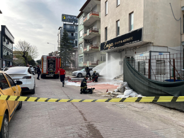 Binanın doğal gaz kutusundaki patlamada otomobil hasar gördü