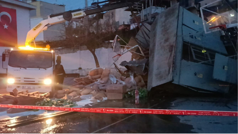 Freni boşalan kamyon, trafoya çarpıp okul bahçesine düştü: 1 yaralı