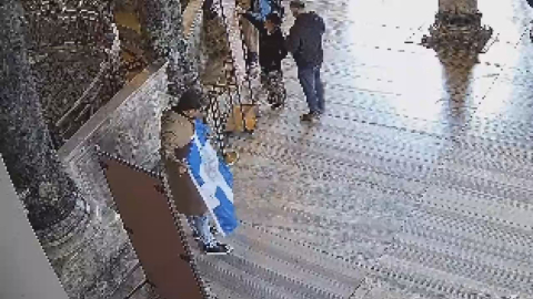 Ayasofya Camii'nde dini ve ideolojik içerik taşıyan sembolik bayrak açan 2 şüpheli tutuklandı