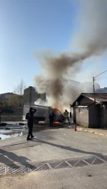 Sancaktepe'de seyir halindeki kamyonette çıkan yangın söndürüldü