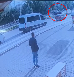 Otomobil, kaldırımdaki 2 çocuğa çarptı; kaza kamerada