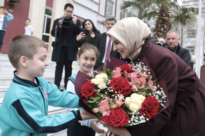 Bakan Göktaş, Bakü Türk Anadolu Lisesi’ni ziyaret etti