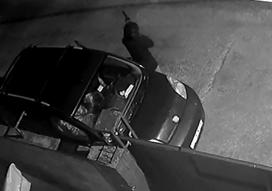 Kasklı şüphelinin pompalı tüfekle eve ateş açtığı anlar kamerada