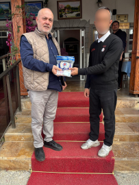 Bulduğu parayı sahibine teslim eden hükümlü garsona, takdir belgesi verildi