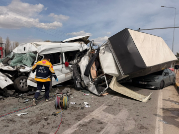 Freni boşalan kamyon, kırmızı ışıkta duran otomobil ve minibüse çarptı: 5 yaralı