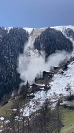 Trabzon’da çığ düşme anı kamerada