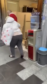 Şişli’de müşteriyle spotçu arasında 'Beni kandırdın' kavgası: Yumruk atıp poşet fırlattı / Ek görüntüyle