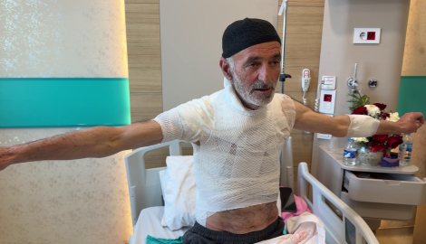 Güneş enerji sistemindeki arızayı tamir ederken üzerine dökülen sıcak su vücudunu yaktı