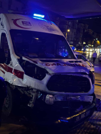 Ankara’da ambulans ile hafif ticari araç kafa kafaya çarpıştı; 4 yaralı