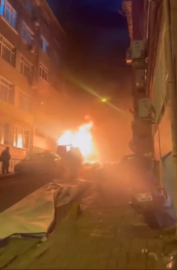 Fatih'te park halindeki hafif ticari araç alev alev yandı