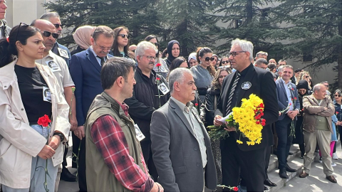 Kahramanmaraş’ta okul saldırısında ölen öğretmen ve öğrenciler için Nevşehir’de karanfil bırakıldı