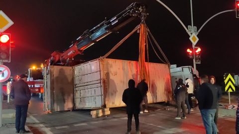 Arnavutköy’de TIR devrildi, yol trafiğe kapandı