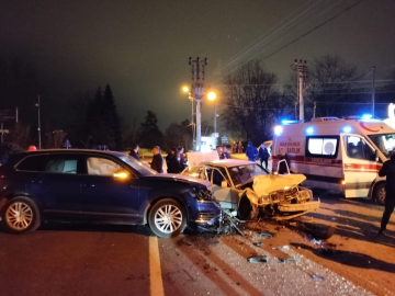 Yola çıkan otomobile başka bir otomobilin çarptığı kaza kamerada: 5 yaralı