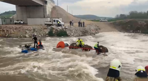 İşçilerini taşıyan traktör dereden geçerken devrildi: 10 işçi vinç yardımıyla kurtarıldı