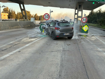 İzmir'de bariyerlere çarpıp yanan otomobilin sürücüsü öldü