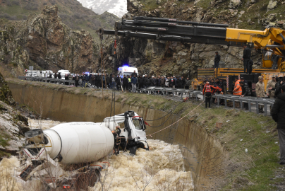 Dereye yuvarlanan beton mikserinin şoförü kayboldu (2)