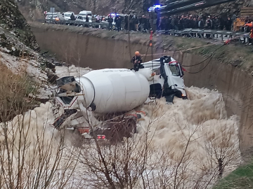 Dereye yuvarlanan beton mikserinin şoförü kayboldu