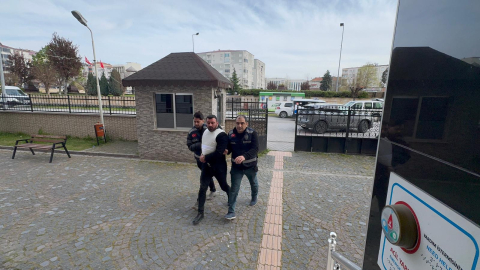 Balkondan girip yatağında uyuyan kişiyi öldüren şüpheliyi azmettirdiği iddiasıyla 2 kardeş tutuklandı