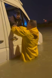 Adana’da sağanak hayatı olumsuz etkiledi; minibüste mahsur çocuklar kurtarıldı