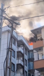 Esenyurt'ta 5 katlı binanın çatısında çıkan yangın yandaki iki apartmana sıçradı
