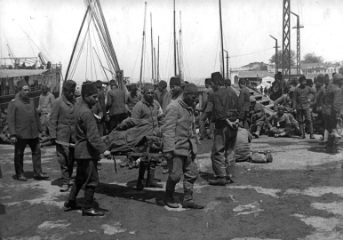 Çanakkale Savaşları sırasında yaralıların tedavisi için birçok okul hastaneye çevrilmiş