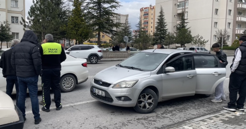Dedesinin otomobiliyle gezerken polisin 'dur' ihtarına uymayan ehliyetsiz sürücü yakalandı