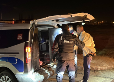 ‘Dur’ ihtarına uymayan sürücü otomobiliyle kaldırıma çarpınca yakalandı