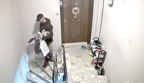 Avcılar’da apartmandan 6 çift ayakkabı çalan şüpheli kamerada