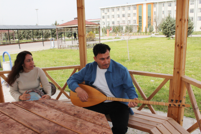 Yüzde 90 görme engelli kardeşler hem okuyor hem de müzisyenlik yapıyor