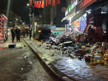 Otomobil iş yerlerine çarpıp, devrildi