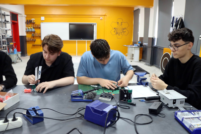 Lise öğrencileri Yunanistan’daki robot yarışmasında kategorilerinde birinci oldu