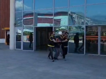 Satırla bir saatte 3 kişiyi yaraladı (2)