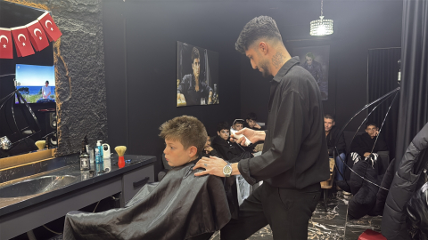 Çocukları tıraş ederek 23 Nisan hediyesi verdi