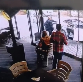 Bartın'da el freni çekilmeyen otomobili son anda durdurdu